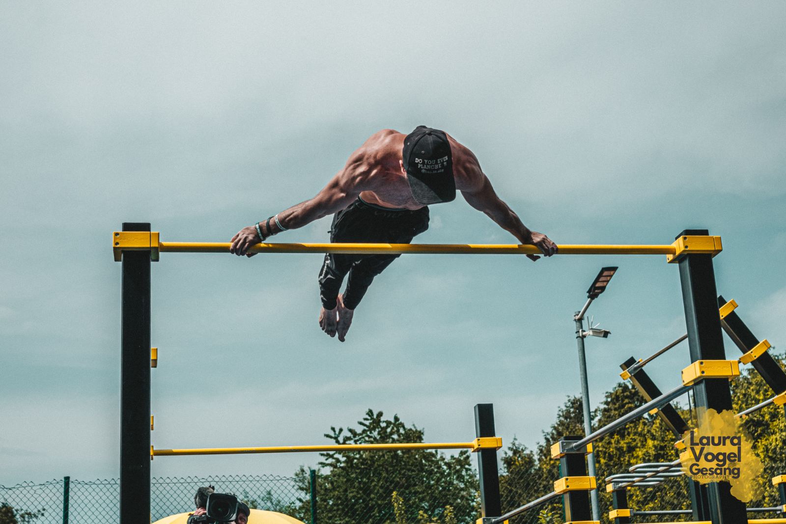 Planche-Dive über die Stange