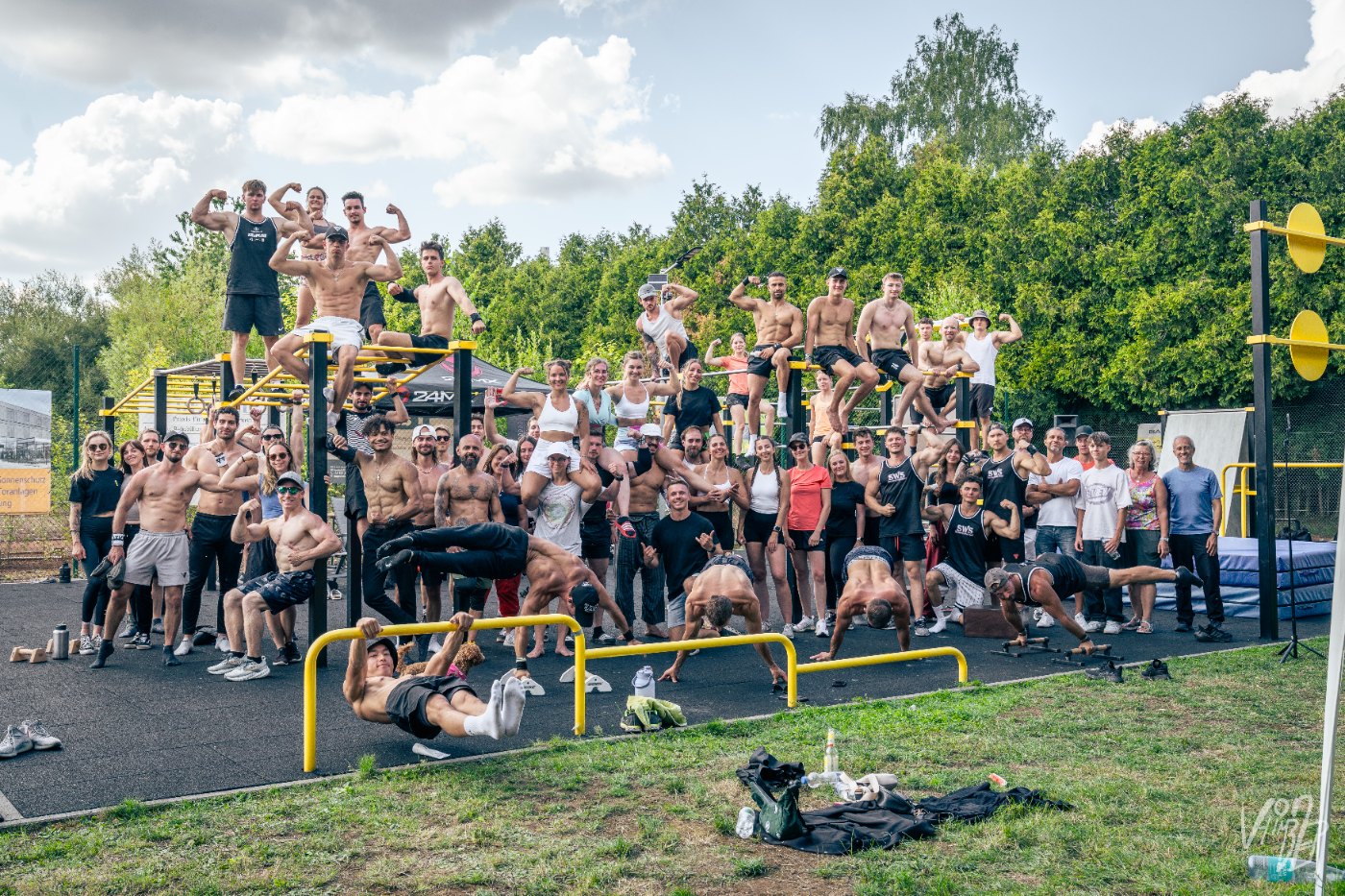 Athletin im Handstand auf Box
