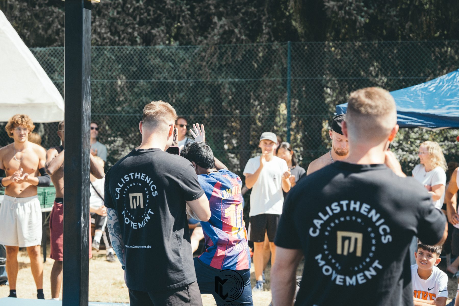 Crew im M2Movement-Shirt jubelt am Rand