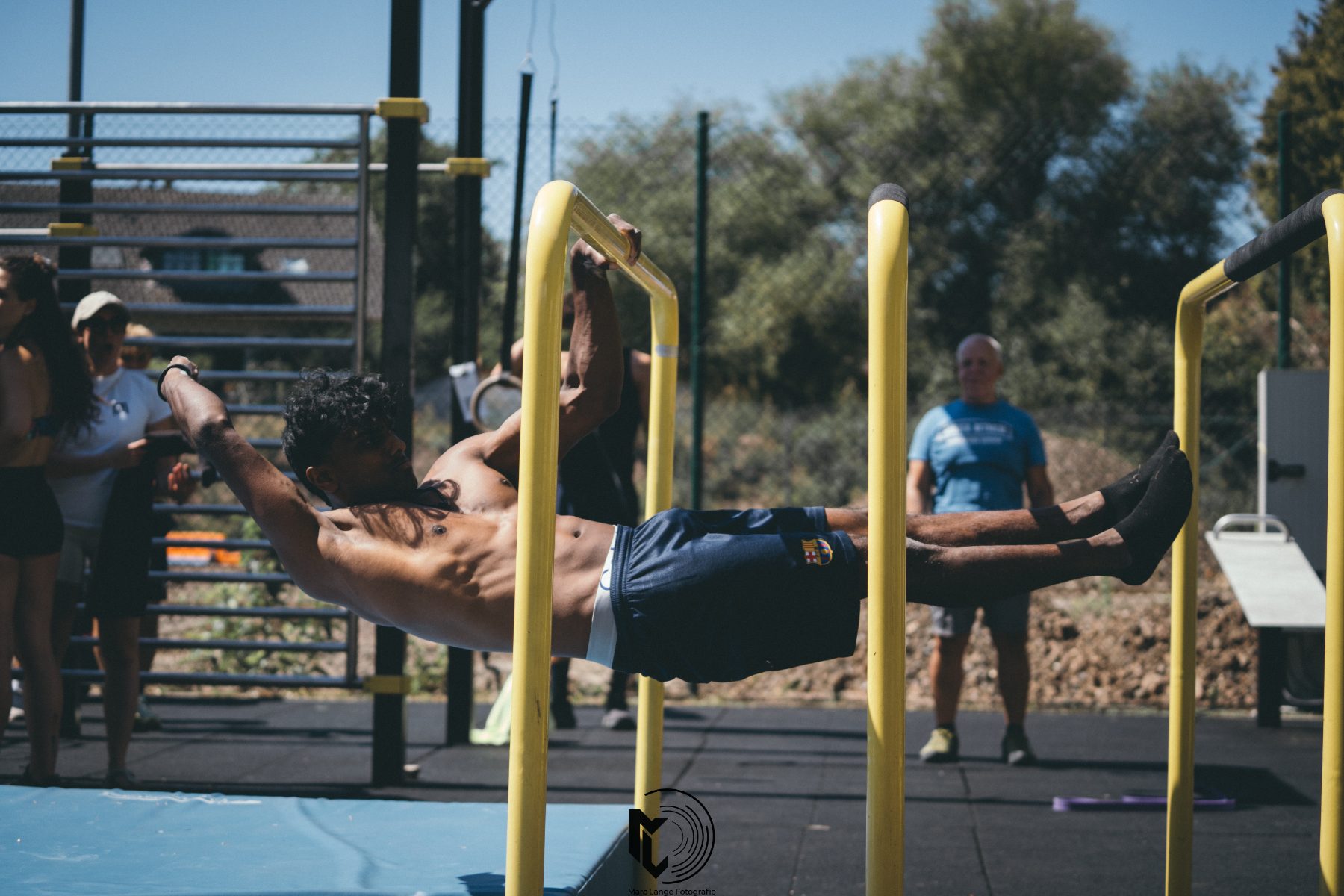 Front Lever am Barren gegen den Himmel