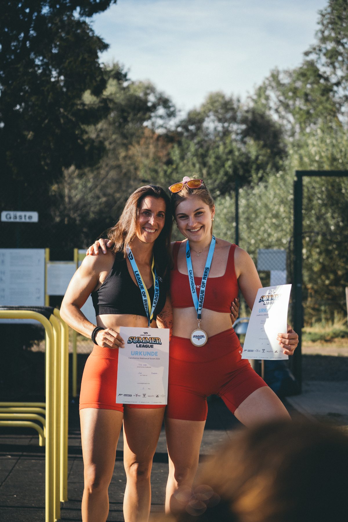 Zwei Athletinnen mit Summer-League-Urkunden