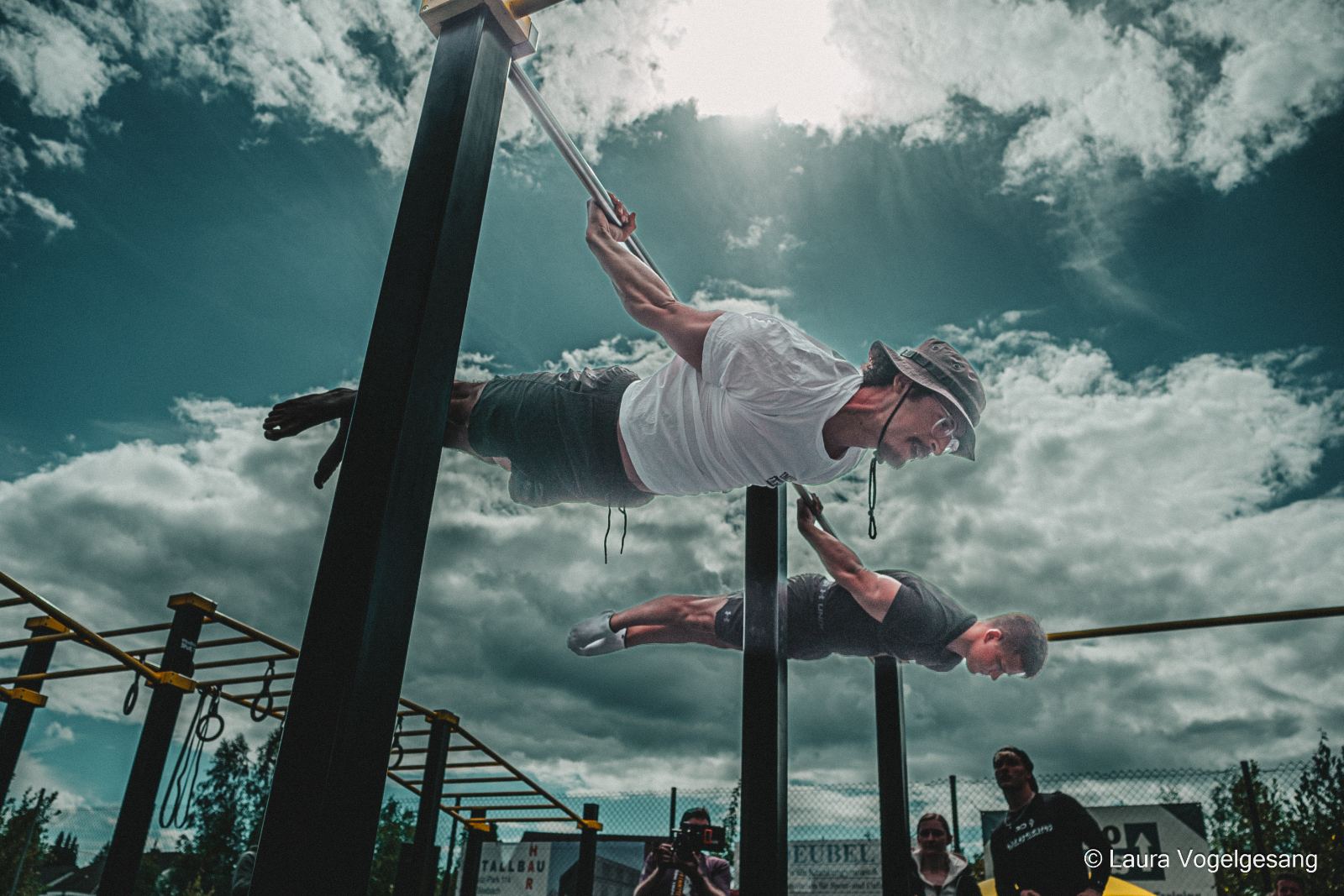 Planche-Silhouette unter dramatischem Himmel